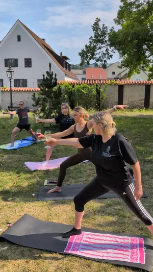Wein-Yoga 16