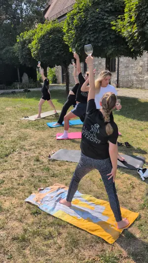 Wein-Yoga 17