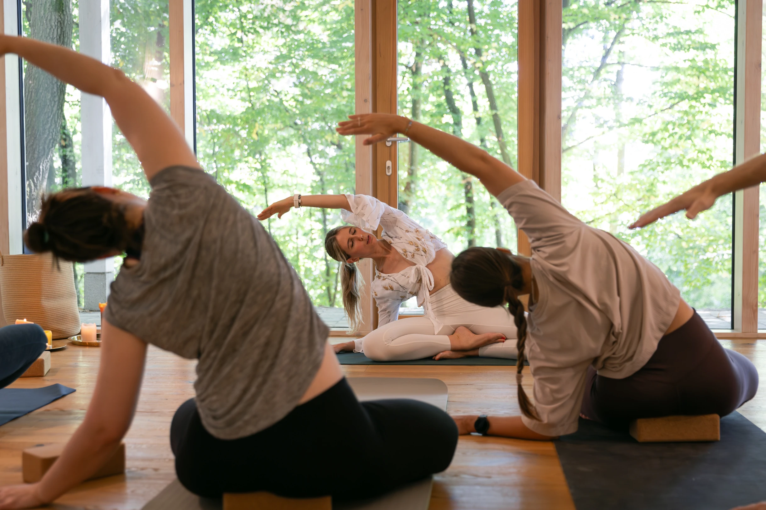 Anna Sysoev leitet Yoga Gruppenkurs in Regensburg